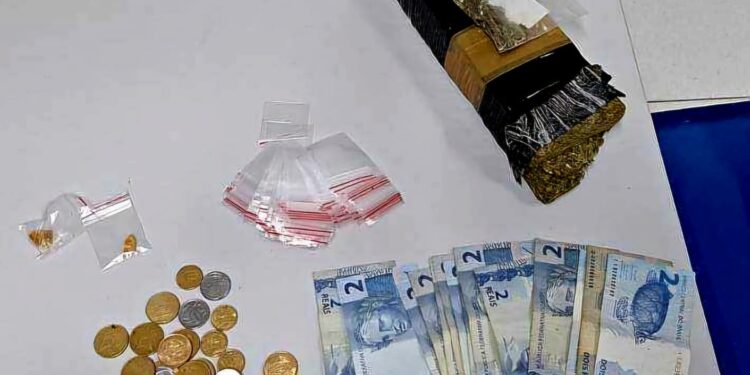 ROMU flagra mulher carregando sacola com tablete de maconha e pedras de crack na Ilha dos Valadares