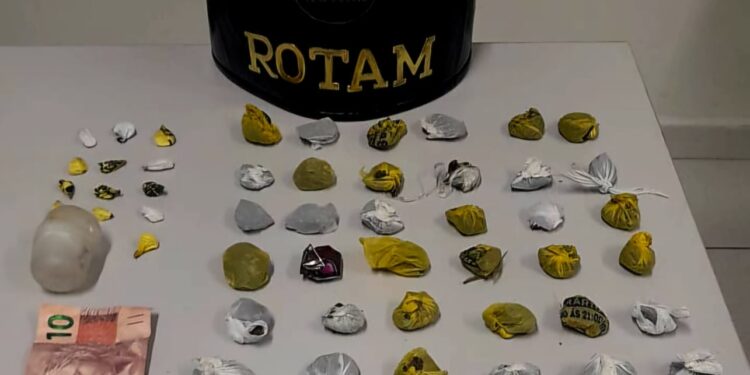 ROTAM flagra adolescente com buchas de maconha e porções de cocaína no bairro Vila Divineia em Paranaguá