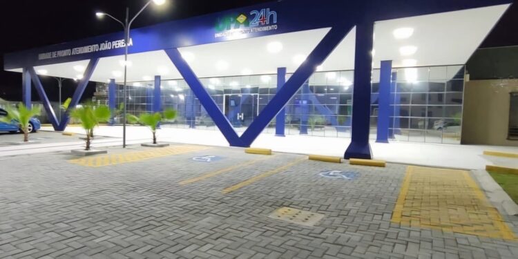 Homem agredido com coronhada no rosto durante assalto em Morretes é atendido na UPA de Paranaguá; vítima pilotou a motocicleta até a unidade de saúde