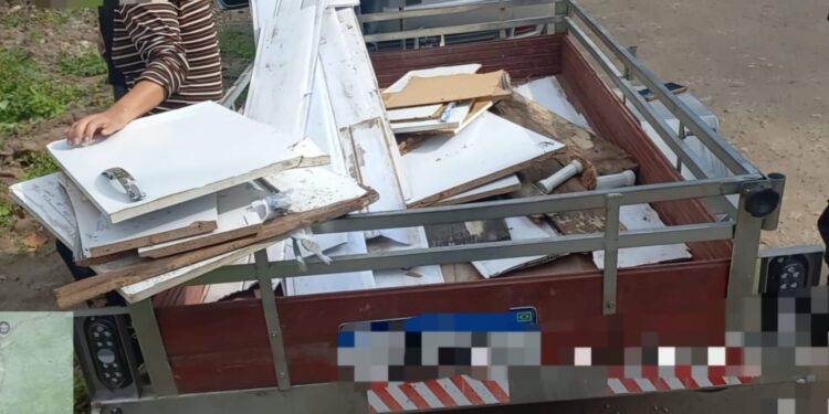 GCM flagra trio descartando entulhos em estrada da zona rural de Paranaguá