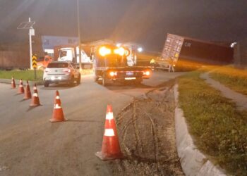 Criminosos tentam roubar carga de caminhão que ficou atolado na Vila São Jorge