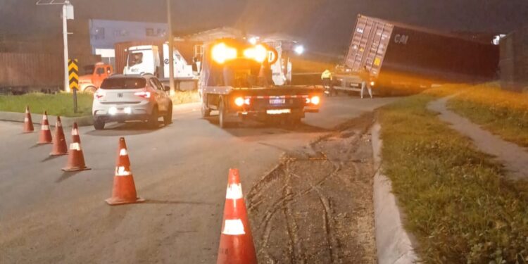 Criminosos tentam roubar carga de caminhão que ficou atolado na Vila São Jorge