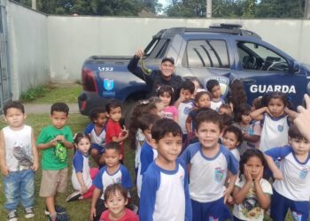 Professores capturam cobra que apareceu no parque de CMEI no bairro Emboguaçu