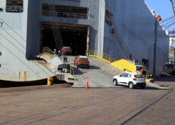 Exportações de automóveis pelo porto de Paranaguá crescem 73,7% nos primeiros meses de 2025