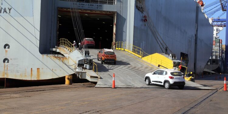 Exportações de automóveis pelo porto de Paranaguá crescem 73,7% nos primeiros meses de 2025