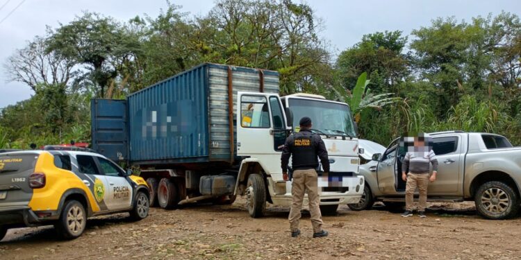 Caminhão furtado na Região Metropolitana de Curitiba é encontrado pela Polícia Militar na zona rural de Guaraqueçaba