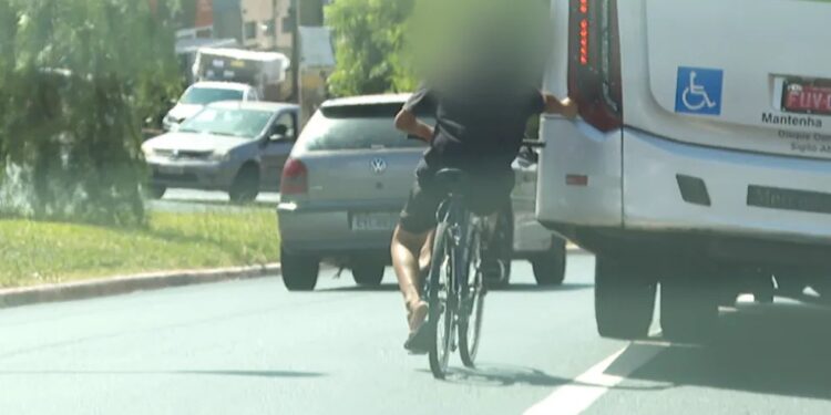 Brincadeira perigosa: “rabeira” está proibida por lei em Matinhos e pode ter consequências sérias