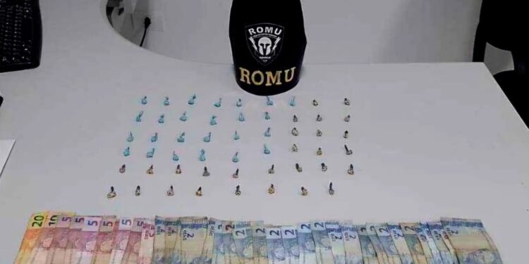 ROMU apreende 53 pedras de crack durante patrulhamento de rotina no bairro Dom Pedro II em Paranaguá