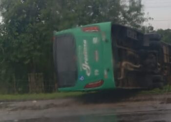 Ônibus da Viação Graciosa tomba na BR-277 em Alexandra; motorista foi fechado por uma carreta