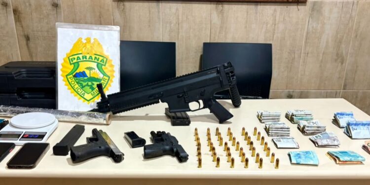 ROTAM apreende pistolas, simulacro de metralhadora, munições, dinheiro e material do tráfico em Pontal do Paraná