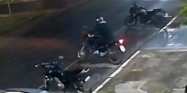 ACONTECEU DE NOVO: Dupla furta motocicleta no bairro Jardim Alvorada em Paranaguá