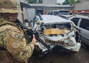 PRF encontra quase 800 quilos de maconha dentro de falsa viatura da Polícia Científica na BR-277