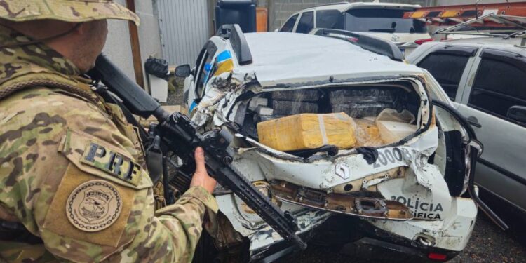 PRF encontra quase 800 quilos de maconha dentro de falsa viatura da Polícia Científica na BR-277