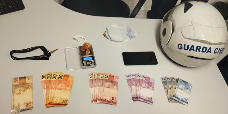 Abordagem de trânsito termina com pedras de crack apreendidas pela GCM na Ilha dos Valadares