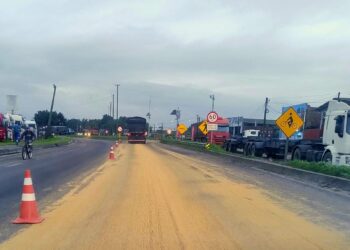 ACONTECEU DE NOVO: Suspeitos abrem tampa de tombador de caminhão e derramam quase 10 toneladas de soja na Avenida Bento Rocha