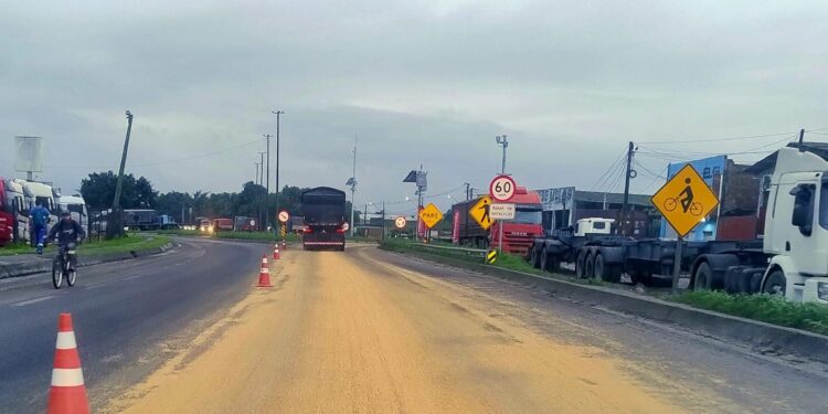ACONTECEU DE NOVO: Suspeitos abrem tampa de tombador de caminhão e derramam quase 10 toneladas de soja na Avenida Bento Rocha