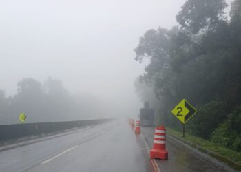 TRÂNSITO: Escorregamento de terra provoca bloqueio de pista na BR-277 em Morretes