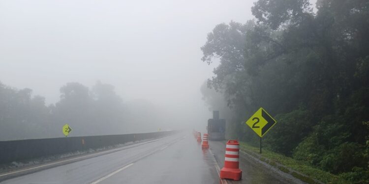 TRÂNSITO: Escorregamento de terra provoca bloqueio de pista na BR-277 em Morretes