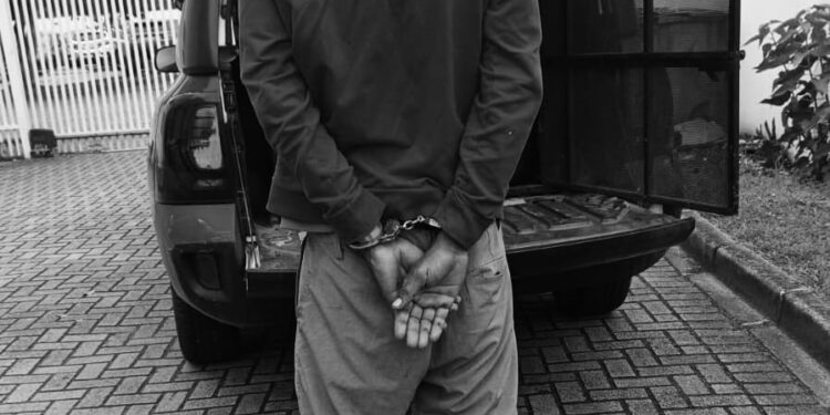 Patrulha Maria da Penha prende homem que quebrou objetos dentro de casa e ameaçou a esposa e seus familiares em Paranaguá