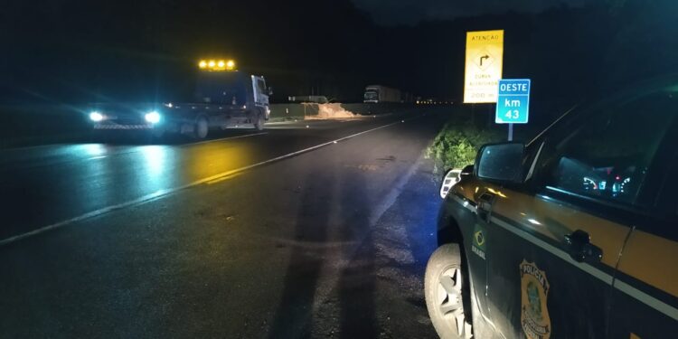 TRÂNSITO: BR-277 completamente bloqueada no sentido litoral