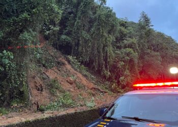 Pistas da BR-277 estão totalmente bloqueadas