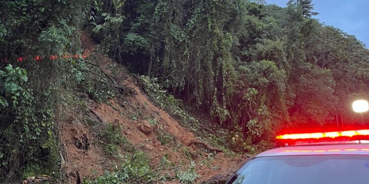 Pistas da BR-277 estão totalmente bloqueadas