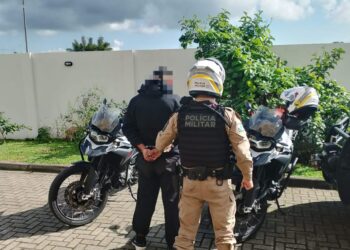 “Já falei para você sair dessa vida, mas você não me escuta”, diz pai ao ver filho preso por envolvimento com o tráfico de drogas em Paranaguá