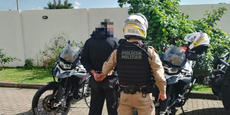 “Já falei para você sair dessa vida, mas você não me escuta”, diz pai ao ver filho preso por envolvimento com o tráfico de drogas em Paranaguá