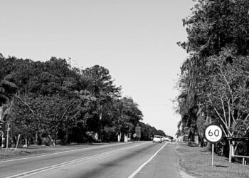 Dupla em carro alugado aborda adolescente em Morretes; suspeitos tentaram colocar a menina no interior do veículo