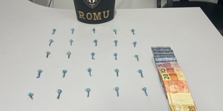 ACONTECEU DE NOVO: ROMU prende rapaz que comercializava drogas no bairro Industrial em Paranaguá