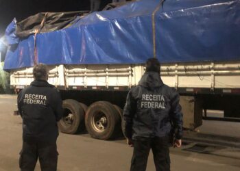 Receita Federal apreende caminhão carregado com fertilizante que escondia mais de 3 mil smartphones e tablets; eletrônicos tinham como destino Paranaguá