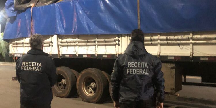Receita Federal apreende caminhão carregado com fertilizante que escondia mais de 3 mil smartphones e tablets; eletrônicos tinham como destino Paranaguá