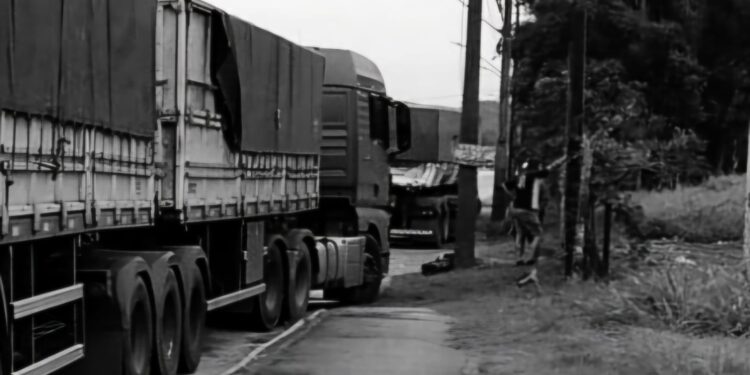 Caminhão carregado com fertilizante é furtado em Paranaguá; veículo foi localizado na RMC