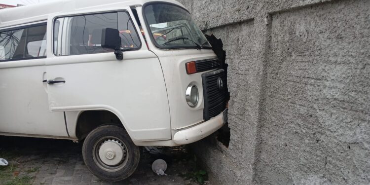 FATALIDADE: Motorista de kombi morre em acidente de trânsito no Parque São João; idoso foi ejetado do veículo