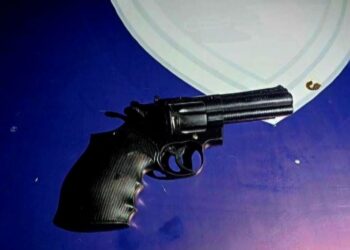 Adolescente que roubou dinheiro de estabelecimento comercial na Avenida Roque Vernalha é detido por populares