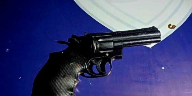 Adolescente que roubou dinheiro de estabelecimento comercial na Avenida Roque Vernalha é detido por populares