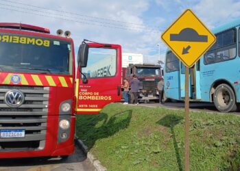 Acidente entre caminhão e ônibus deixa quatro feridos na Avenida Ayrton Senna da Silva, em Paranaguá
