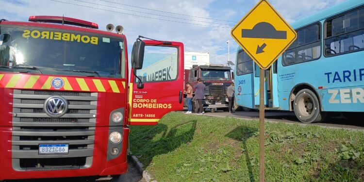 Acidente entre caminhão e ônibus deixa quatro feridos na Avenida Ayrton Senna da Silva, em Paranaguá