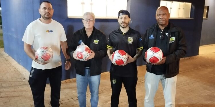 Equipes participantes da 25ª Copa Litoral de Futebol de Campo recebem bolas oficiais da competição