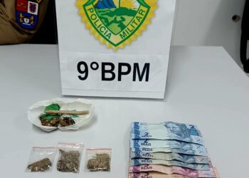 PM apreende buchas de maconha durante abordagem de rotina no Porto dos Padres em Paranaguá; entorpecente estava embaixo de um barco