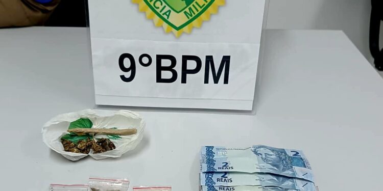 PM apreende buchas de maconha durante abordagem de rotina no Porto dos Padres em Paranaguá; entorpecente estava embaixo de um barco