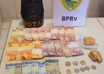 Dupla foge de abordagem policial nadando pela baía de Antonina; drogas e um celular foram apreendidos