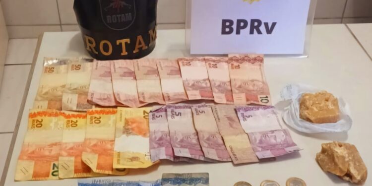 Dupla foge de abordagem policial nadando pela baía de Antonina; drogas e um celular foram apreendidos