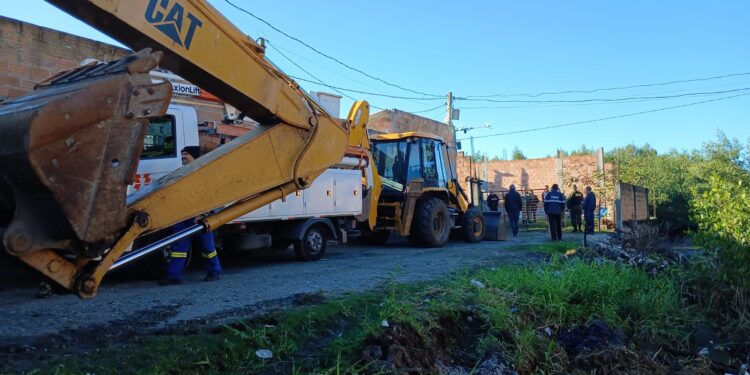 Nova fase da AIFA derruba construções no mangue de Paranaguá, mas moradores do Jd. Iguaçu denunciam falta de alternativas