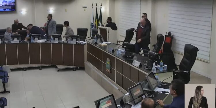 Vereador Aldo Neves tem mal súbito durante sessão na Câmara de Paranaguá e é encaminhado ao hospital
