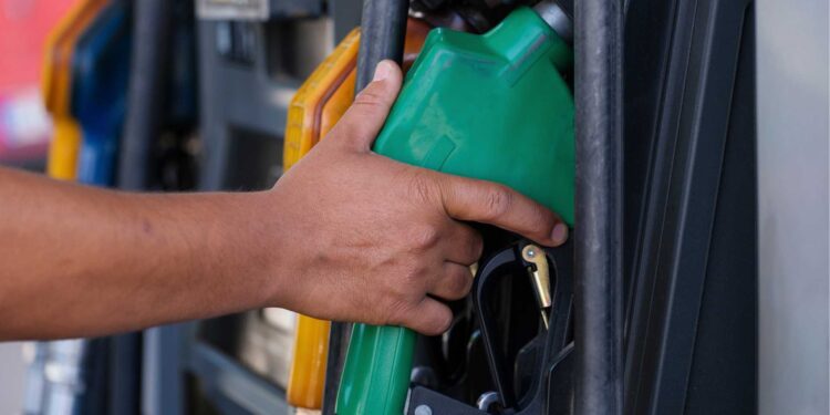 Petrobras anuncia redução de 5,6% no preço da gasolina