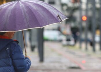 Paraná registra raios e granizo: chuva diminui na sexta, mas ganha força no fim de semana