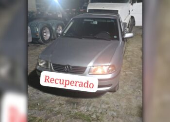 Suspeitos furtam veículo na frente de um estabelecimento comercial na Avenida Roque Vernalha