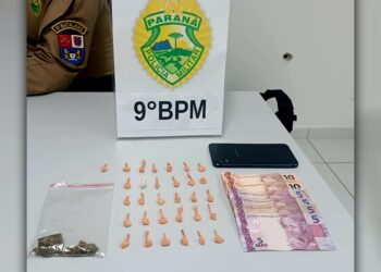 PM flagra mulher vendendo drogas embaixo da ponte do Rio Emboguaçu em Paranaguá