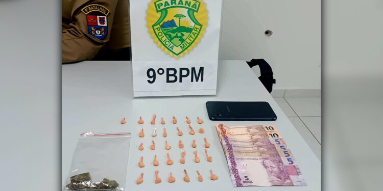 PM flagra mulher vendendo drogas embaixo da ponte do Rio Emboguaçu em Paranaguá